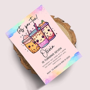 Op de afbeelding: Roze uitnodiging met een aquarel achtergrond met cartoon bubble tea bekers met gezichten. De tekst luidt "Let's par-tea! Olivia wordt zeven. Zaterdag 22 oktober om 14:30 uur. 133 Party House, Party Ave, Partyville. RSVP naar Rebecca 000 111 2222"