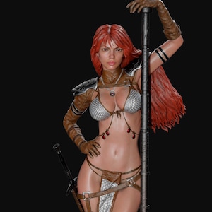 Może przedstawiać: Szczegółowa figurka kobiety z długimi rudymi włosami, ubranej w srebrne bikini z kolczugi, brązową skórzaną zbroję i trzymającej laskę. Miecz jest przymocowany do biodra. Figurka jest na czarnym tle.