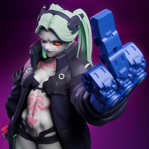 Puede incluir: Figura detallada de un personaje femenino con piel pálida, cabello verde menta en cola de caballo y ojos rojos. Viste un atuendo negro con un abrigo largo y sostiene un gran brazo mecánico azul. La figura tiene detalles intrincados y una estética futurista.
