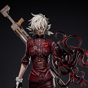 Puede incluir: Figura detallada de un personaje con chaqueta de estilo militar burdeos, con cinturón, sosteniendo un arma grande y un apéndice tentacular negro y rojo. El personaje tiene el pelo blanco y los ojos rojos. El arma tiene la palabra "Cannon".