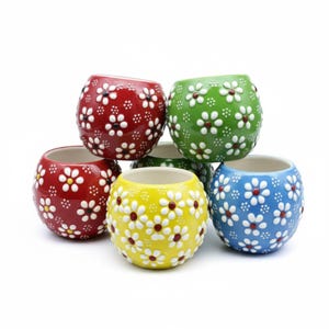 Handgemalter Gänseblümchen-Muster-Mini-Blumentopf aus Keramik