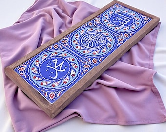 Ceramiczna dekoracja ścienna z napisami „Allah” i „Muhammad”, rama drewniana