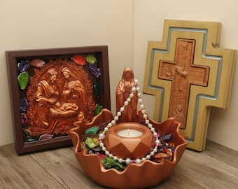 Katolicki kącik ikonowy, kamienna figura Matki Boskiej, drewniany krzyż i rama