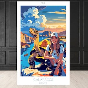 Può includere: Una stampa artistica colorata con una donna che posa con una tartaruga gigante alle Isole Galapagos. L'opera d'arte ha uno stile cartone animato con blu, gialli e arancioni vibranti. La stampa include il testo "GALAPAGOS ECUADOR".