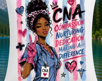 Puede incluir: Un cojín cuadrado blanco con el gráfico de un profesional sanitario con uniforme azul y guantes rosas haciendo el signo de la paz. El texto dice CNA COMPASSION NURTURING DEDICATION MAKING A DIFFERENCE, rodeado de corazones, estrellas y símbolos médicos.