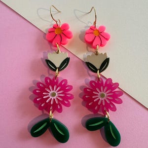 Zoete bloemen hangoorbellen, statement oorbellen, uniek acrylontwerp, handgeschilderde lasergesneden botanische zomeroorbellen van acryl