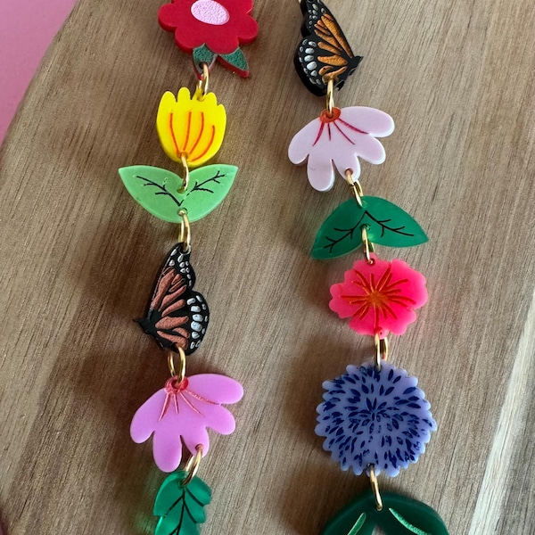 Asymmetrische vlinderbloemoorbellen: handgeschilderde acryl statement sieraden