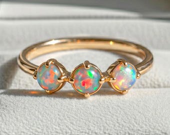 Anillo de promesa de tres piedras de ópalo, banda de oro amarillo de 14k, ópalo cabujón redondo creado en laboratorio, regalo de aniversario para ella, piedra de nacimiento de octubre