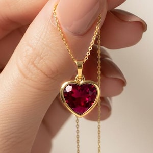 Collar de cadena con rubí rosa en forma de corazón solitario, colgante de piedra preciosa rosa, collar con capas de corazón de rubí para ella, collar minimalista