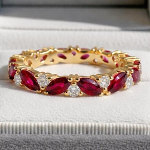 Anillo de eternidad completo con rubí y moissanita marquesa, delicado anillo apilable de rubí y moissanita, anillo minimalista alternativo para ella