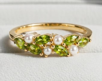 ヴィンテージペリドット＆パールリング、ゴールドリーフクラスターバンド、自然をモチーフにしたボヘミアンジュエリー、8月の誕生石ギフト（女性向け）、繊細なスタッキングバイン