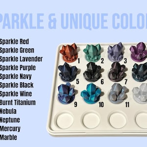 K&ouml;nnte beinhalten: Eine Pr&auml;sentation von zw&ouml;lf kristallf&ouml;rmigen Objekten in einem Tablett. Die Kristalle sind in verschiedenen Farben, darunter Rot, Gr&uuml;n und Lila. Der Text "SPARKLE & UNIQUE COLORS" steht oben, mit einer Liste der Farben darunter.