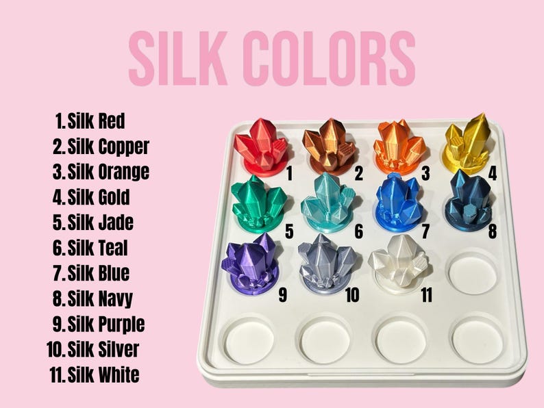 K&ouml;nnte beinhalten: Eine Pr&auml;sentation von elf kristallf&ouml;rmigen Objekten in verschiedenen Farben, darunter Rot, Kupfer, Orange, Gold, Jade, T&uuml;rkis, Blau, Marine, Lila, Silber und Wei&szlig;. Der Text "SILK COLORS" steht oben, mit nummerierten Farbbezeichnungen darunter.