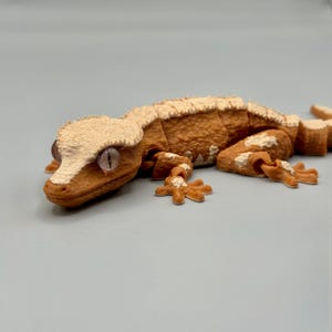 Crested Gecko Flexi Toy, Articulated 3D Printed Lizard Fidget Desk Animal image 2