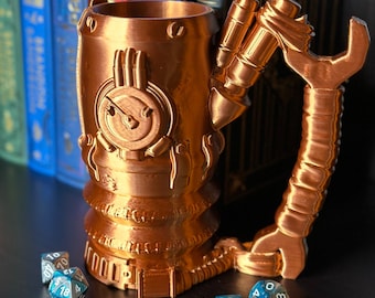 Gadgeteer Mythic マグ缶ホルダー、DnD ドリンクコンテナ、ダンジョンズ&ドラゴンズ パスファインダー RPG 卓上ゲーム、ロールプレイングゲーム コスプレ小道具