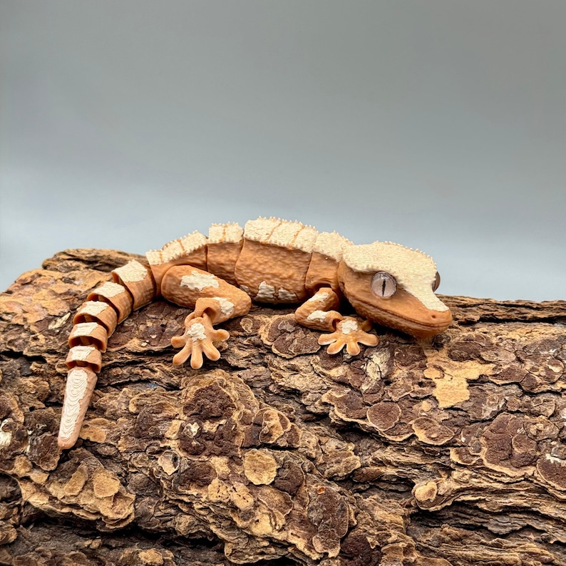 Crested Gecko Flexi Toy, Articulated 3D Printed Lizard Fidget Desk Animal image 3