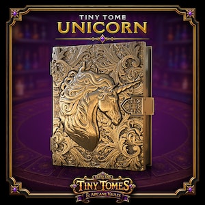 Puede incluir: Una cubierta de libro color bronce con un relieve de una cabeza de unicornio rodeada de intrincados adornos florales. El texto "TINY TOME UNICORN" aparece en la parte superior y "FATES END TINY TOMES & ARCANE VAULTS" en la parte inferior.