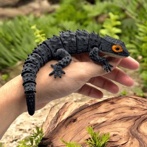 Lagarto-crocodilo-de-olhos-vermelhos de brinquedo flexível, articulado, impresso em 3D, para usar na mesa.