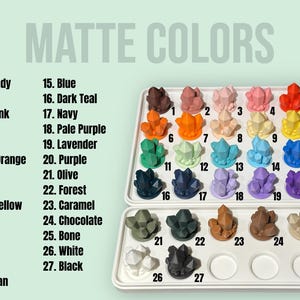 Puede incluir: Una bandeja blanca con 27 peque&ntilde;as muestras en forma de cristal de diferentes colores. Los colores est&aacute;n etiquetados con n&uacute;meros y nombres, como Burdeos, Rosa, Rosa p&aacute;lido y Azul. La bandeja est&aacute; etiquetada con "MATTE COLORS".
