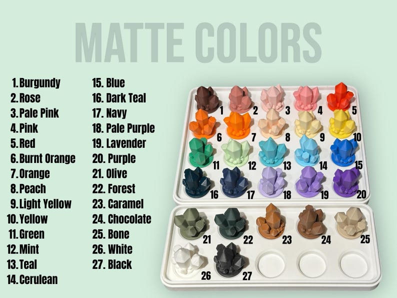 Puede incluir: Una bandeja blanca con 27 peque&ntilde;as muestras en forma de cristal de diferentes colores. Los colores est&aacute;n etiquetados con n&uacute;meros y nombres, como Burdeos, Rosa, Rosa p&aacute;lido y Azul. La bandeja est&aacute; etiquetada con "MATTE COLORS".