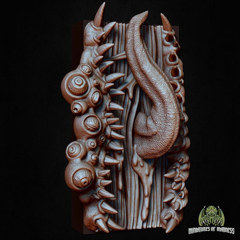 Puede incluir: Escultura marr&oacute;n impresa en 3D con un dise&ntilde;o grotesco. Presenta un fondo de tablones de madera, un gran ap&eacute;ndice texturizado en forma de lengua y varias protuberancias espinosas en forma de ojo. El logotipo "Miniatures of Madness" es visible.