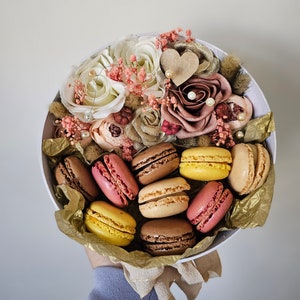 Zestaw prezentowy Macarons Birthday, Makaroniki, Kosz urodzinowy, Prezent dla kobiet, Kosz rocznicowy, Prezent na parapetówkę, Bukiet czekoladowy, Kwiaty dla mamy