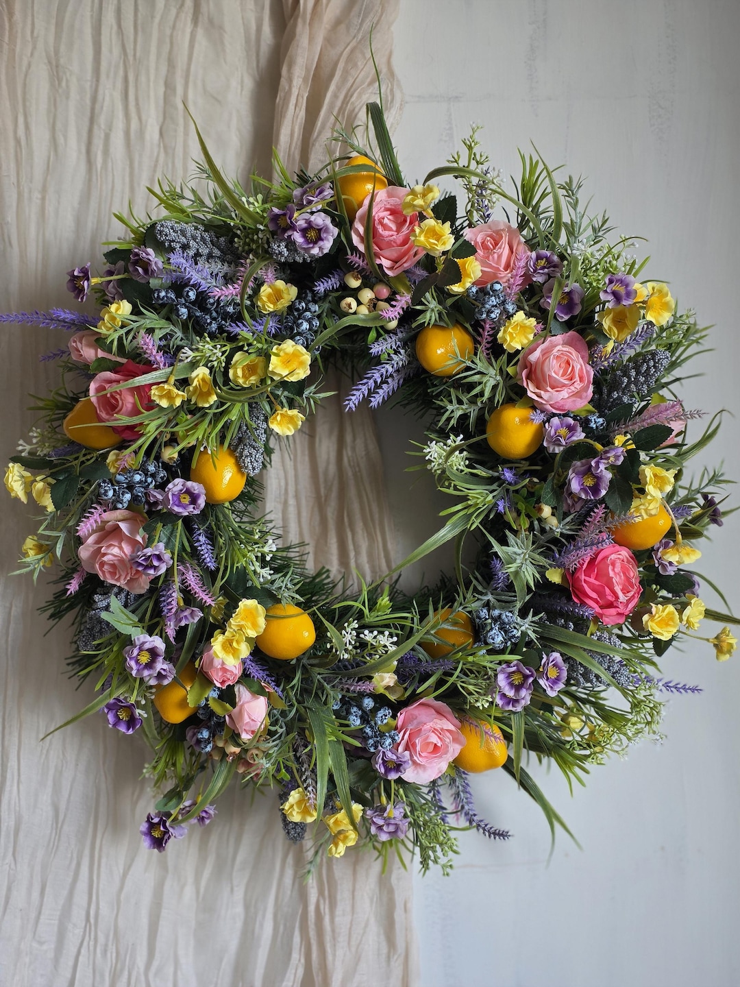Ghirlanda Decorativa Per Casa E Matrimoni Artificiale - 56 Cm Diametro, Con Fiori Viola E Foglie Verdi, Decorazione Per Porta D'Ingresso Interni Ed Esterni Ghirlanda Di Lavanda