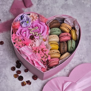 Gift ideas for mum  Valentines Mothers Day Eid Flowers in Box Macarons Birthday present flower arrangement Home Decor bridesmaid favours
