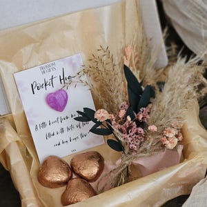 Regalo de flores secas por correo, Abrazo en una caja, Flores para buzón, Regalos personalizados, Regalos de chocolate, Abrazo de bolsillo, Paquete de cuidado, Mini ramo seco por correo