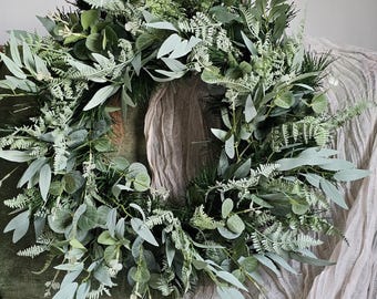 Couronne de verdure toute l'année pour porte d'entrée, couronne de porte toutes saisons, eucalyptus, saule, fougère, décoration de chalet, grande couronne artificielle verte