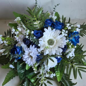Gedenkgrabgestecke, Blumengestecke zur Erinnerung, künstliche Friedhofsblumen, Gedenken, Ehrung, Trauergrabschmuck, Sprühen