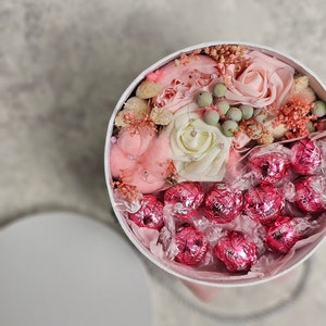 Lindt chocolate and flowers Gift for Mum,Birthday Gift,Gift box for woman,for friend,Housewarming Gift,Flower box,Chocolate Thank you gift
