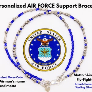 Può includere: Un braccialetto con perline blu e argento con un ciondolo a forma di cuore. Il braccialetto è personalizzato con codice Morse, un nome e un motto. Il braccialetto presenta l'emblema della United States Air Force con le parole "United States Air Force" e "MCMXLVII".