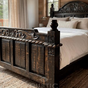 Pu&ograve; includere: Una struttura letto in legno tinto scuro con intagli ornati sulla testiera e sulla pediera. Il letto &egrave; realizzato in legno invecchiato, che gli conferisce un aspetto rustico. Il letto &egrave; fatto con biancheria da letto bianca e cuscini dai colori neutri.