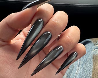 Czarne perły, długie szpilki, prasowane paznokcie: brokatowe paznokcie w kolorze kociego oka, gotyckie, spiczaste paznokcie