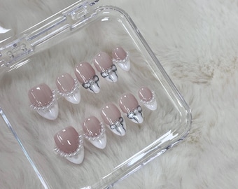Uñas francesas con punta almendrada: uñas de boda con listón de perlas