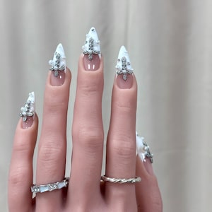 White Pearl French Tip Press On Nails: zilverkleurige edelsteen, puntige gel