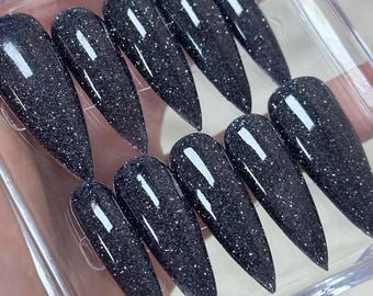 Uñas postizas con purpurina negra: gel brillante, estilo gótico de moda