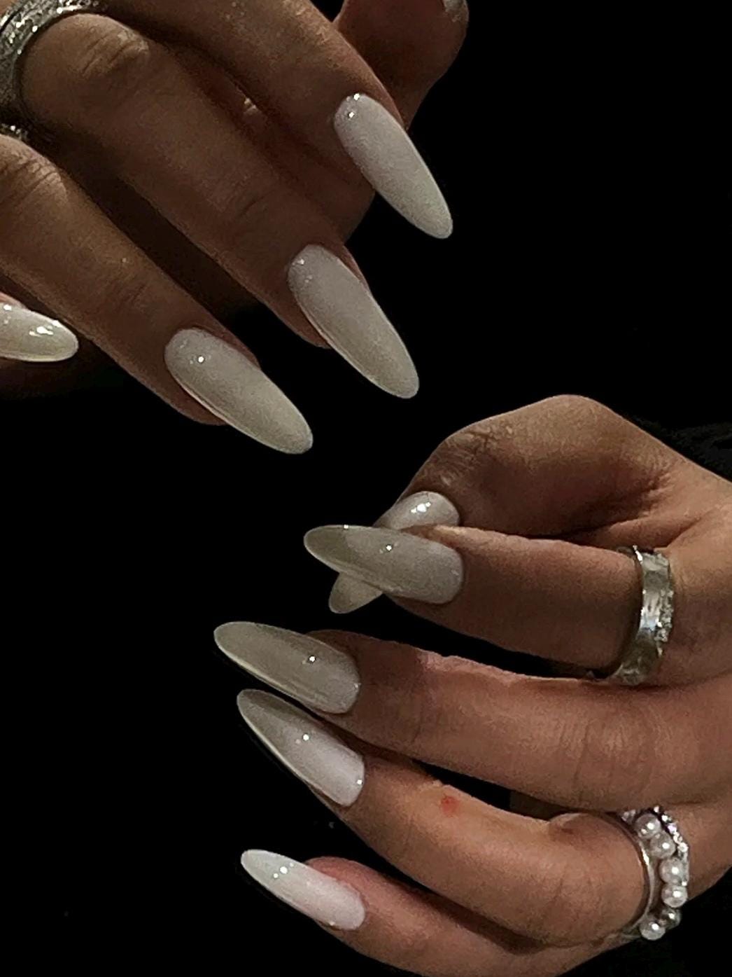 Unghie finte in gel lucido bianco latte fatte a mano