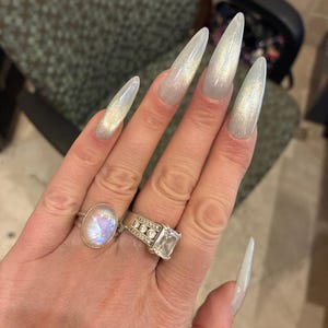 Uñas postizas de ojo de gato con purpurina blanca: uñas postizas puntiagudas hechas a mano