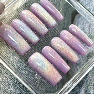 Ongles violet clair pailletés à presser : long carré gel yeux de chat
