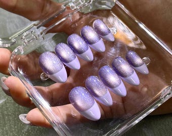 Uñas postizas de almendra morada con purpurina y punta francesa brillantes hechas a mano