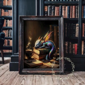 Irisierender magischer Bibliotheks-Drache, Kaffeebuch Vintage Mittelalter dunkel Academia Fantasy Wandkunst Porträt Poster Matter Druck