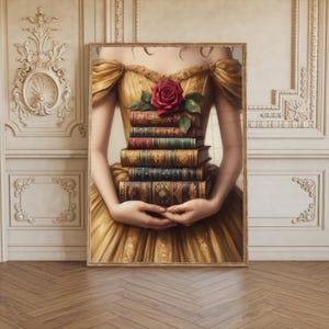 Può includere: Una donna in un abito giallo tiene un mucchio di libri antichi davanti al petto. Un solo rosa rossa si trova sopra i libri.