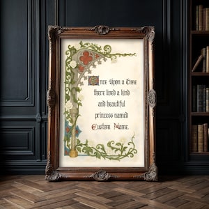 Könnte beinhalten: Gerahmter Druck mit dem Text "Once Upon a Time there lived a kind and beautiful princess named Custom Name." Der Rahmen ist verziert, braun, und der Druck hat Blumen- und Schnörkeldesigns.