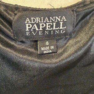 Pu&ograve; includere: Etichetta nera con testo bianco che recita "Adrianna Papell Evening" e un'etichetta bianca pi&ugrave; piccola che recita "4 Made in India".