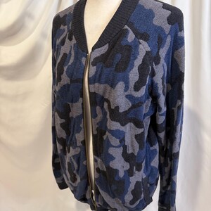 Barefoot Dreams CozyChic Ultra Lite Camo Bomber Jacket Size Medium Bild 2