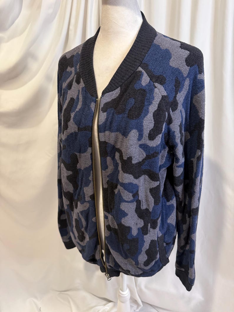 Barefoot Dreams CozyChic Ultra Lite Camo Bomber Jacket Size Medium Bild 2