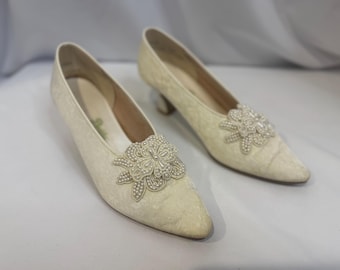 Vintage Dyeable Cream Satin Wedding Shoes – Elegant and Timeless - 6.5 size