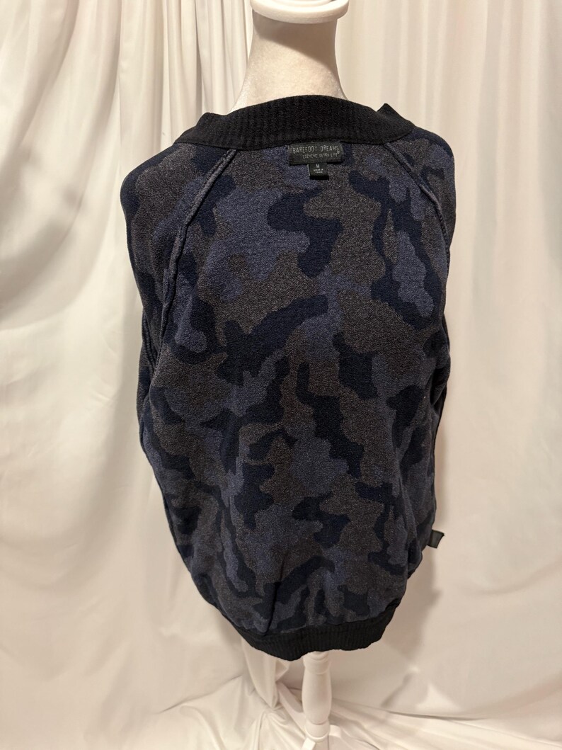 Barefoot Dreams CozyChic Ultra Lite Camo Bomber Jacket Size Medium Bild 17